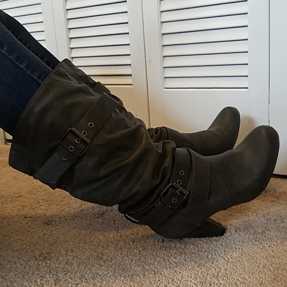 Grey boots with buckles - Picture 3 of 7